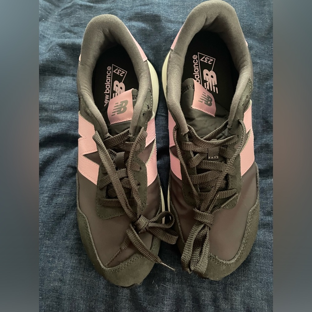 New without box new balance 237 gray/pink never worn.